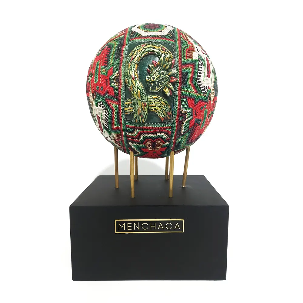 Balón de fútbol en arte Huichol